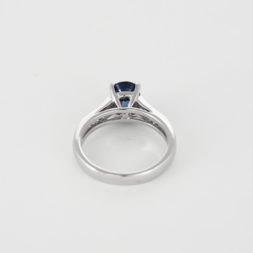 Bague en or gris saphir et diamants