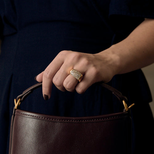 Bague de type chevalière en or jaune et diamants