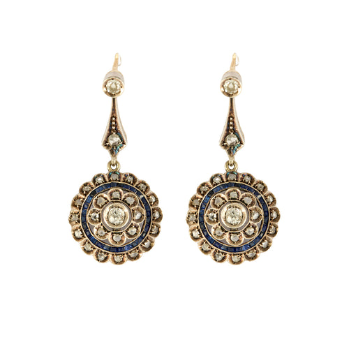 Boucles d'oreilles dormeuses à motif de rosaces en or jaune, argent, diamants et saphirs