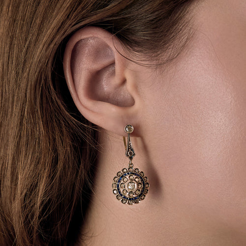 Boucles d'oreilles dormeuses à motif de rosaces en or jaune, argent, diamants et saphirs