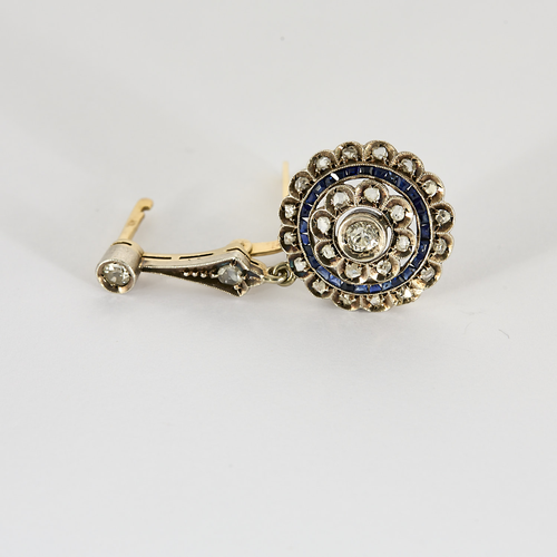 Boucles d'oreilles dormeuses à motif de rosaces en or jaune, argent, diamants et saphirs