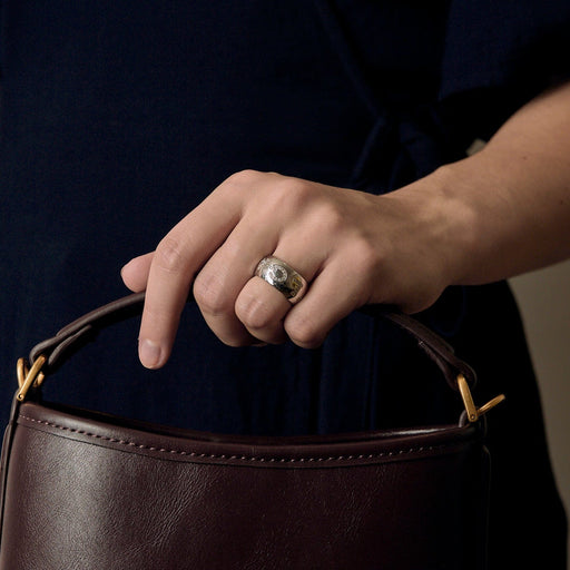 Bague 55 BULGARI – Monologo – Bague en or gris et diamants 58 Facettes DV22972-27-55-2