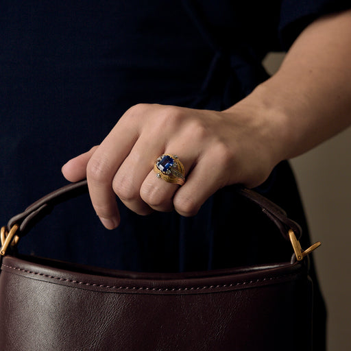 Sublime bague en or jaune, saphir de synthèse et diamants