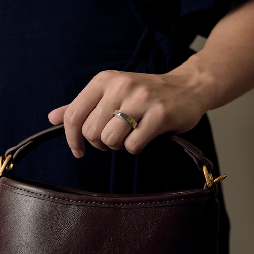 Bague en or blanc à pont