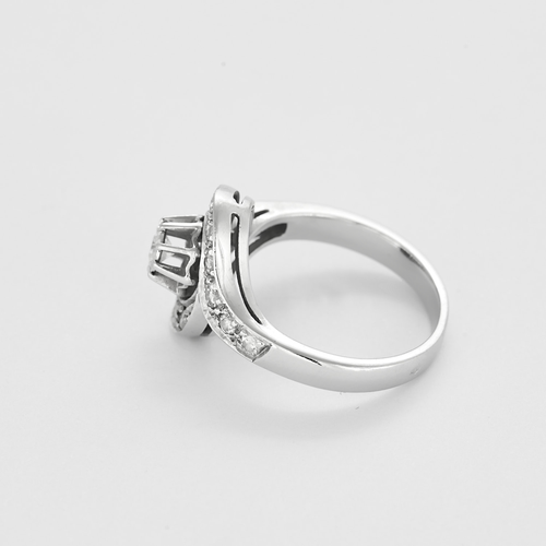 Bague "Tourbillon" en or gris et diamants