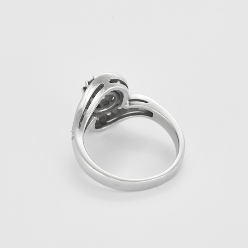 Bague "Tourbillon" en or gris et diamants