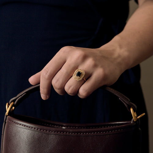 Bague en or jaune, saphir et diamants
