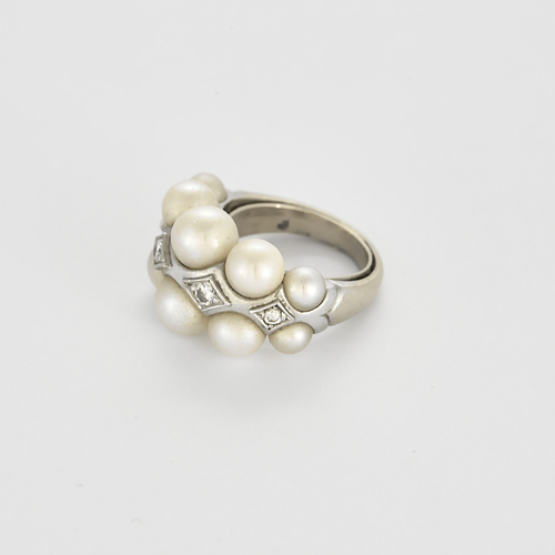 Bague en or gris, perles de cultures blanches et diamants