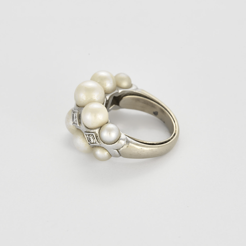Bague en or gris, perles de cultures blanches et diamants