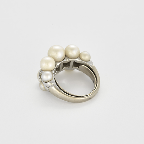 Bague en or gris, perles de cultures blanches et diamants