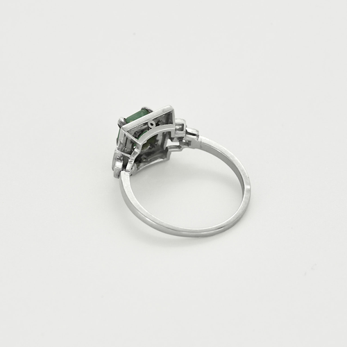 Bague en platine, émeraude et diamants