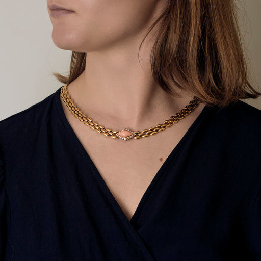 Van Cleef & Arpels - Collier en or jaune, corail peau d'ange et diamants. Vintage.