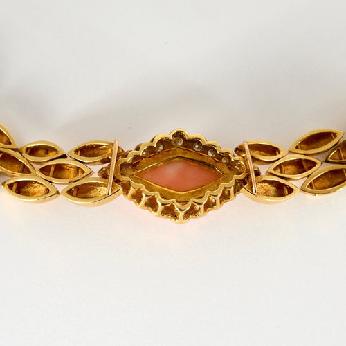 Collier Van Cleef & Arpels - Collier en or jaune, corail peau d'ange et diamants. Vintage. 58 Facettes DV27198-2