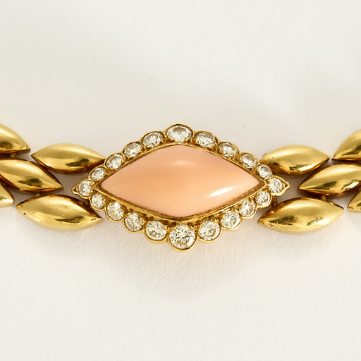 Van Cleef & Arpels - Collier en or jaune, corail peau d'ange et diamants. Vintage.