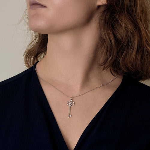 Collier TIFFANY - Clef couronne- Moyen Modèle - Collier et pendentif en or gris et diamants 58 Facettes DV26798-2