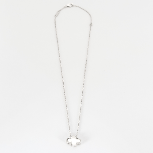 Collier Van Cleef & Arpels - Vintage Alhambra - Collier en or blanc et nacre. 58 Facettes DV26127-1