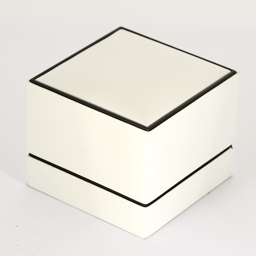 Bague 55 CHANEL -ULTRA - Moyen Modèle- Bague en or blanc, céramique noire et diamants. 58 Facettes DV9816-3