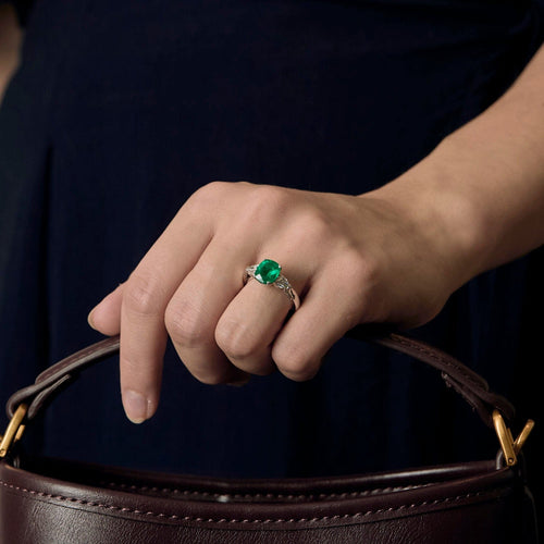 Bague 53.5 Bague en or blanc, émeraude et diamants 58 Facettes DV25209-1