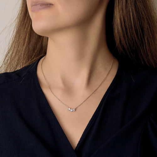 Collier Collier en or gris, platine et trois diamants. 58 Facettes DV25505-8