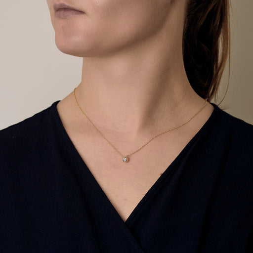 Collier solitaire en or jaune et or gris, diamant 0.15 carat environ.