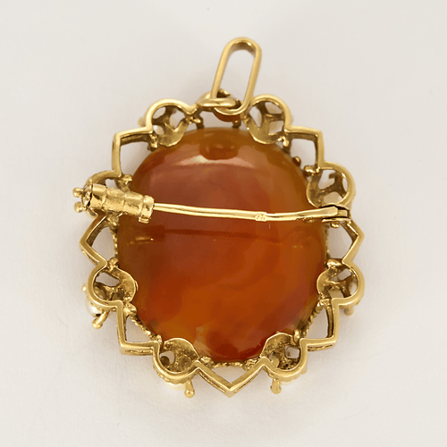 Broche en or jaune avec une intaille en agate et perles de cultures blanches 58 Facettes DV0013-43