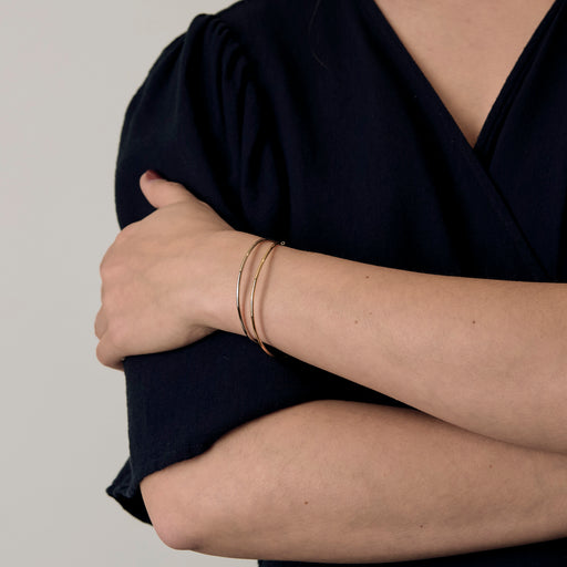 Deux bracelets jonc en or jaune et or blanc