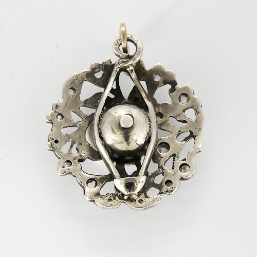 Pendentif Pendentif en or gris à motif floral et diamants de taille rose 58 Facettes DV0013-33