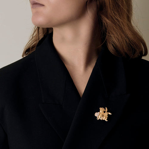 Broche Étonnante Broche en or jaune à motif d'ours et lapin, rubis de synthèse et diamants 58 Facettes DV22498-3