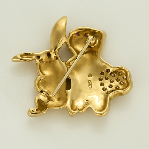 Broche Étonnante Broche en or jaune à motif d'ours et lapin, rubis de synthèse et diamants 58 Facettes DV22498-3