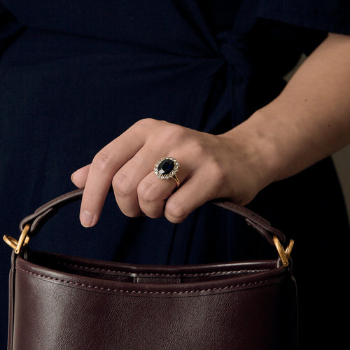 Bague marguerite en or jaune, saphir et diamants