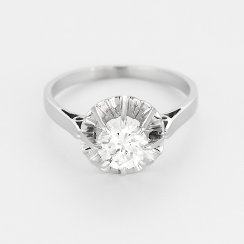 Bague solitaire en or gris et platine, diamant 0.90 carat environ.