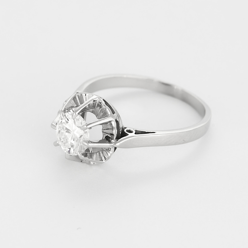 Bague solitaire en or gris et platine, diamant 0.90 carat environ.