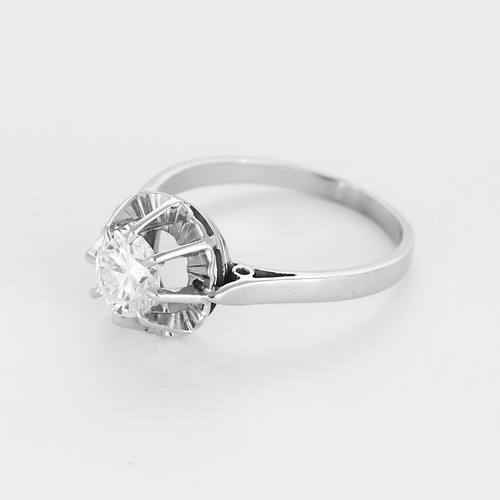 Bague solitaire en or gris et platine, diamant 0.90 carat environ.