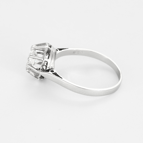 Bague solitaire en or gris et platine, diamant 0.90 carat environ.