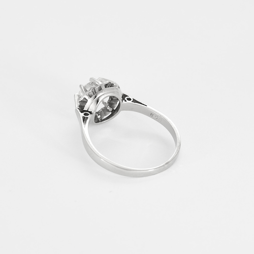 Bague solitaire en or gris et platine, diamant 0.90 carat environ.