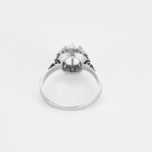 Bague solitaire en or gris et platine, diamant 0.90 carat environ.