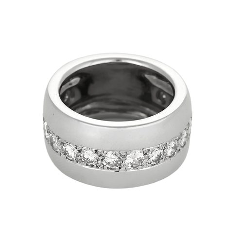 Importante Bague composée d’un large jonc bombé en or gris et diamants