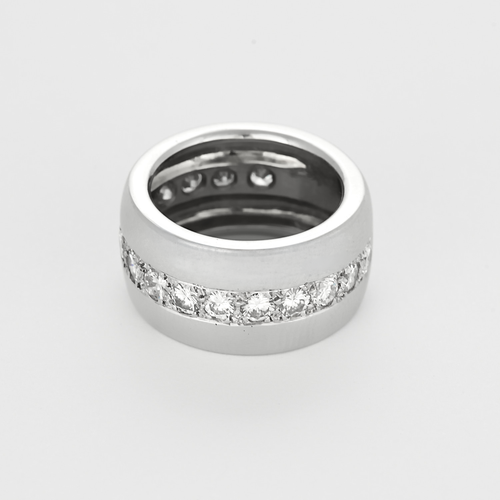 Importante Bague composée d’un large jonc bombé en or gris et diamants