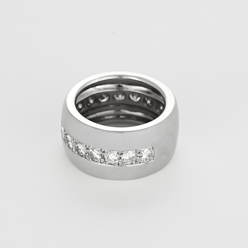 Importante Bague composée d’un large jonc bombé en or gris et diamants