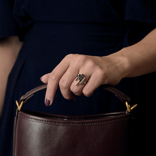 Bague moderniste en or gris, diamants et saphirs calibrés