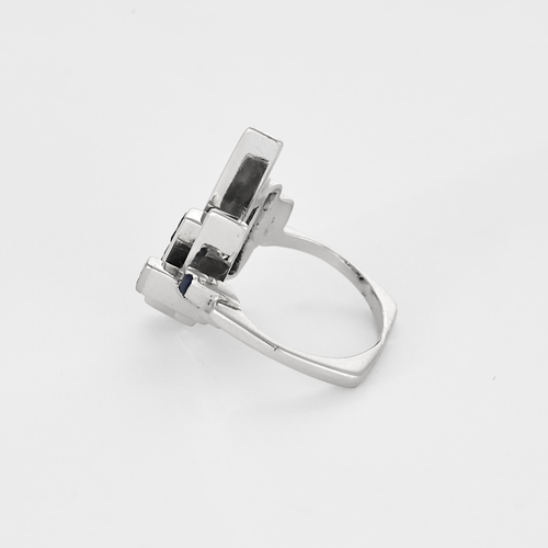 Bague moderniste en or gris, diamants et saphirs calibrés