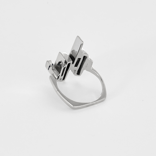 Bague moderniste en or gris, diamants et saphirs calibrés
