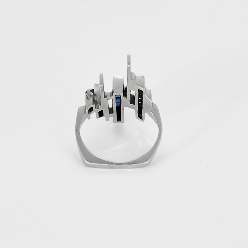 Bague moderniste en or gris, diamants et saphirs calibrés