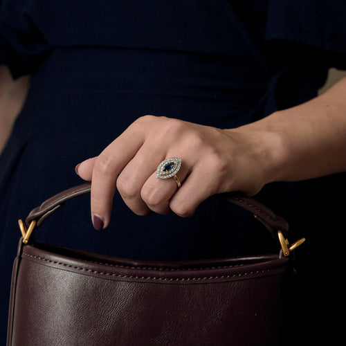 Bague marquise en or blanc, or jaune, saphir et diamants