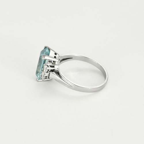Bague en or gris, aigue-marine et diamants