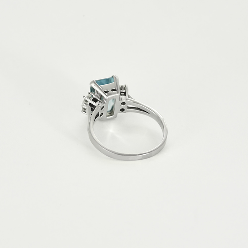 Bague en or gris, aigue-marine et diamants