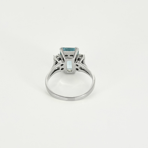 Bague en or gris, aigue-marine et diamants