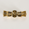 Broche en or jaune, or gris à motif de noeud, saphir calibré et diamants 58 Facettes DV27468-21