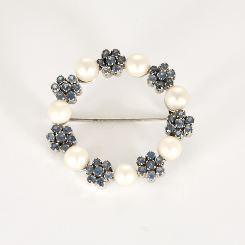 Broche Broche Couronne en or gris, saphirs et perles de culture blanches 58 Facettes DV27545-3