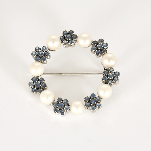 Broche Broche Couronne en or gris, saphirs et perles de culture blanches 58 Facettes DV27545-3